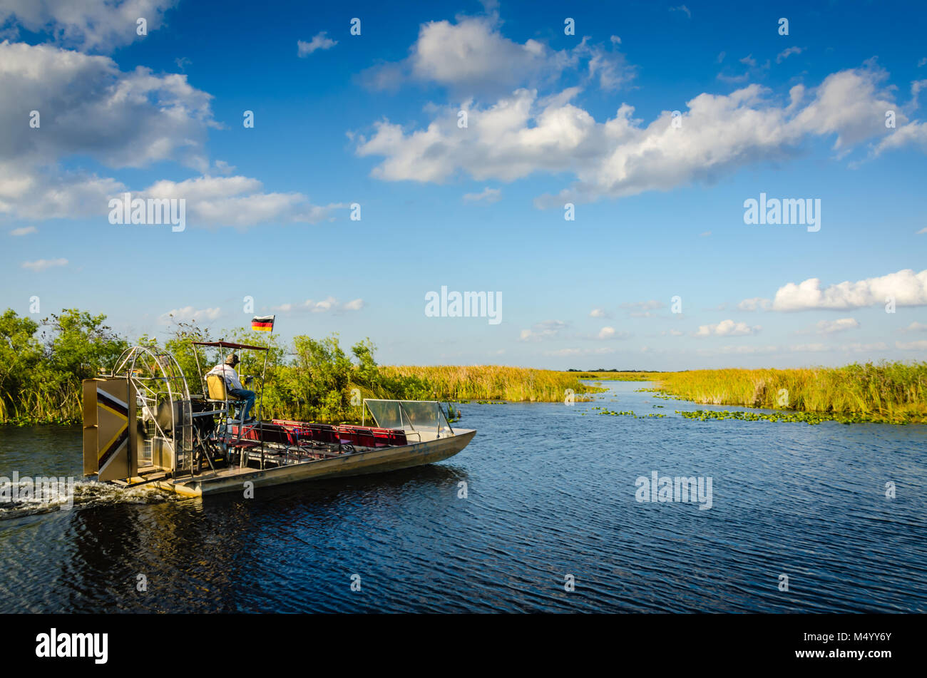 Airboat schwebt in Pfad zwischen Gras auf dem Fluss in den Florida Everglades. Stockfoto