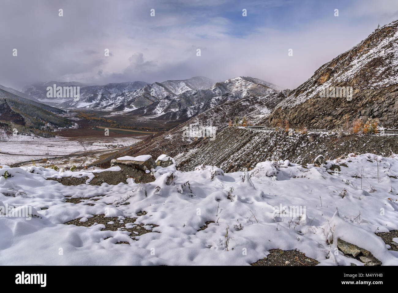 Recherchierst herbst Schnee in den Bergen auf dem Pass mit Sicht auf das Tal, die Haarnadel Kurve der Asphaltstraße, Nebel und Wolken Stockfoto