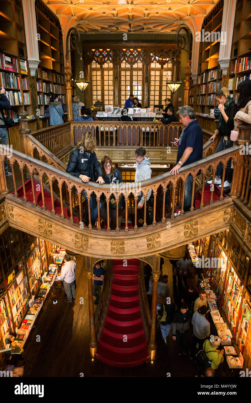 Kunden im historischen Livraria Lello Buchladen, Porto, Portugal Stockfoto