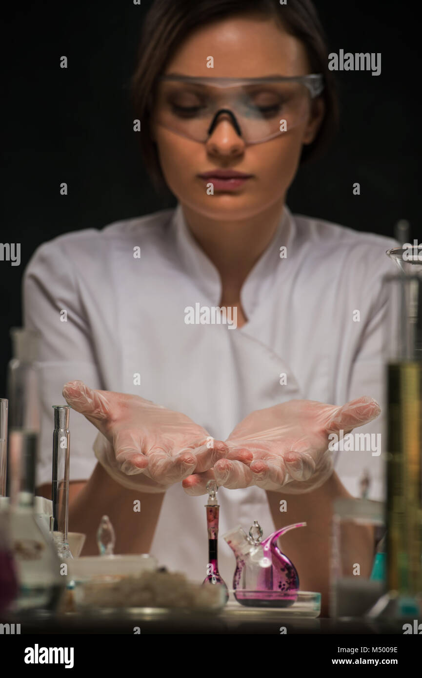 Chemisches Labor Szene: attraktive junge Doktoranden Wissenschaftler präsentieren und zeigen, kopieren Sie Raum für Produkt Stockfoto
