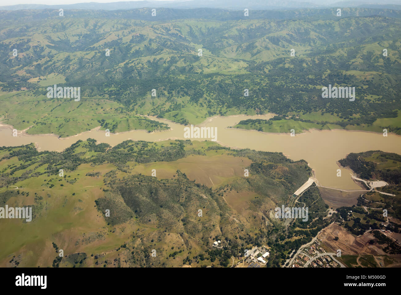 Fliegen über Sierra National Forest Hügel und Täler Stockfoto