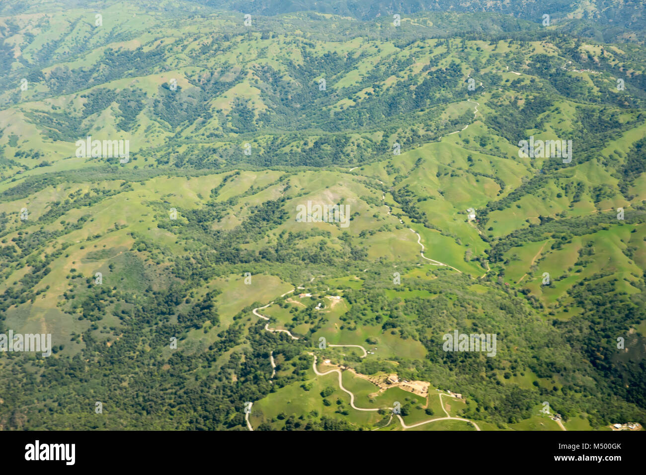 Fliegen über Sierra National Forest Hügel und Täler Stockfoto