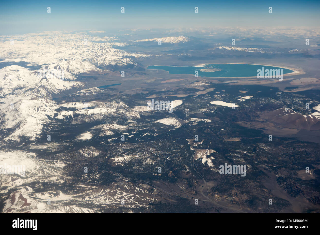 Fliegen in Kalifornien in den Bergen im Frühjahr Stockfoto