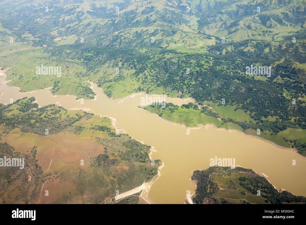 Fliegen über Sierra National Forest Hügel und Täler Stockfoto
