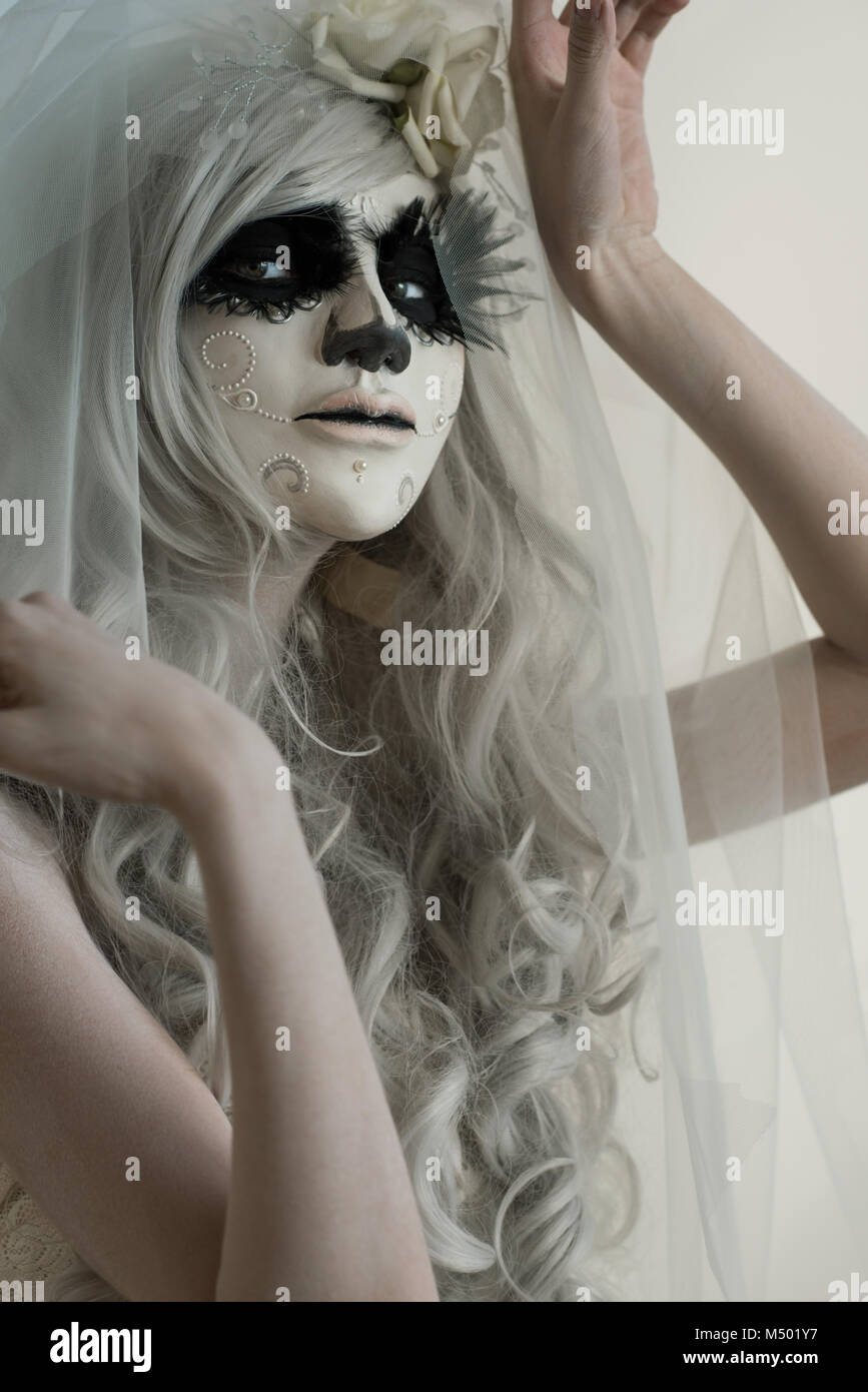 Halloween Hexe. Schöne Frau Tragen santa muerte Maske und Wedding Dress Stockfoto