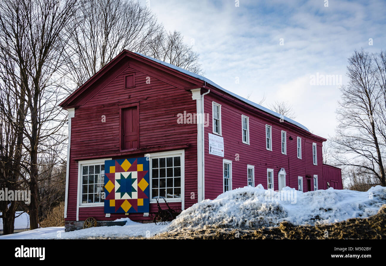 Rote Scheune mit HEX-Zeichen, ein Design in der Regel in der Form eines Sterns, Rad- oder Rosette auf einer kreisförmigen Bereich. Stockfoto