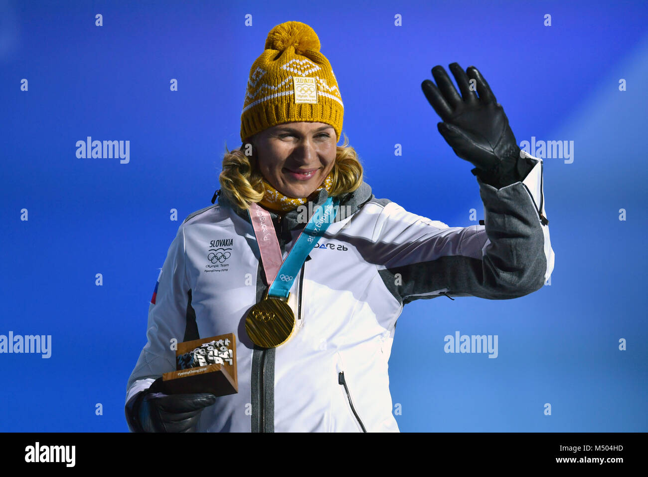 Anastaiya KUZMINA, SVK, 1. Platz, Goldmedaillengewinnerin, Gold, Goldmedaille, Olympiasiegerin, Jubel, jubelt, Freude, Begeisterung, Emotion, jubeln, Cheers, Biathlon - Frauen 12,5 km Massenstart, Siegerehrung Siegerehrung, PyeongChang Olympic Medals Plaza am 18.02.2018. Olympische Winterspiele 2018, vom 09.02. - 25.02.2018 in PyeongChang/Suedkorea. | Verwendung weltweit Stockfoto