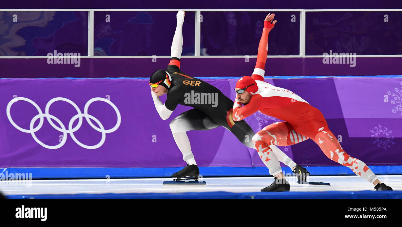 Gangneung, Südkorea. 19 Feb, 2018. Olympia, Eisschnelllauf, Männer, 500 Meter, Gangneung Oval: Nico Ihle aus Deutschland und Artur war (Zurück) aus Polen. Credit: Peter Kneffel/dpa/Alamy leben Nachrichten Stockfoto