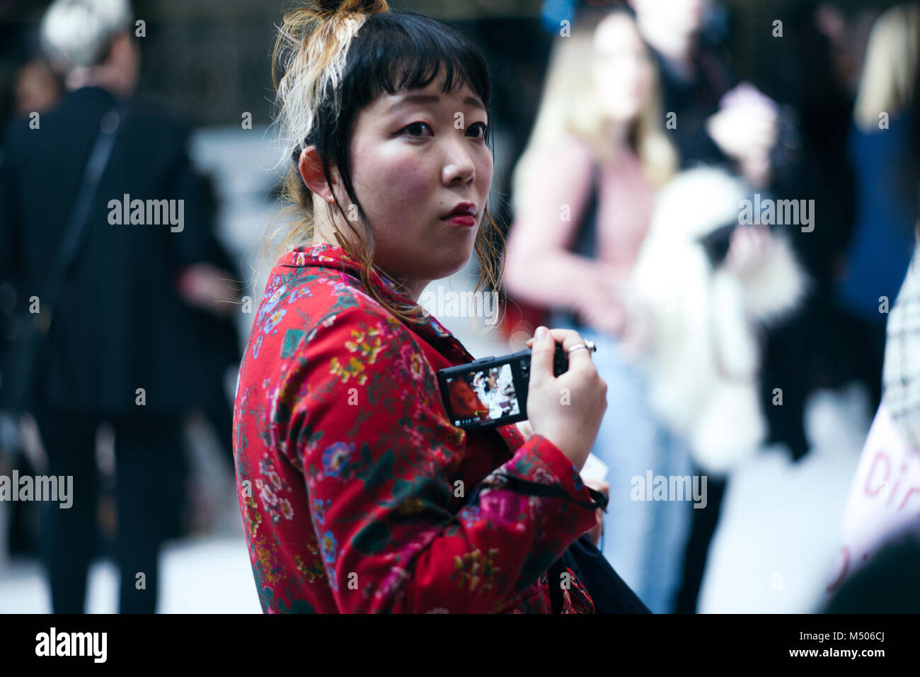 London, Großbritannien. 19. Februar, 2018. Paul Costello präsentiert seine neue Linie von Kleidung an der London Fashion Week, Februar 2018. Seine Mode Präsentation wurde in diesem Jahr im Waldorf Hotel statt und gehostet auf Modelle, Prominente, Blogger, Fotografen und anderen Designern. © Simon König/Alamy leben Nachrichten Stockfoto