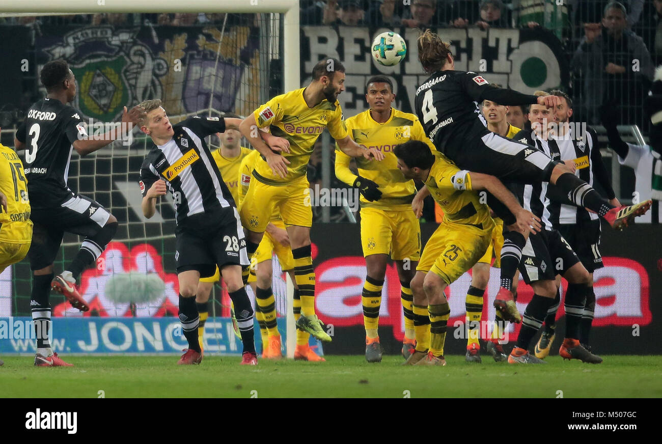 Mönchengladbach, Deutschland, Februaray 18 2018, Bundesliga Spieltag 23, Borussia Mönchengladbach vs Borussia Dortmund: Kampf um den Ball Reece Oxford (Mönchengladbach), Matthias Ginter, oemer Toprak (Dortmund), Sokratis und Jannik Vestergaard (Mönchengladbach). Credit: Jürgen Schwarz/Alamy leben Nachrichten Stockfoto