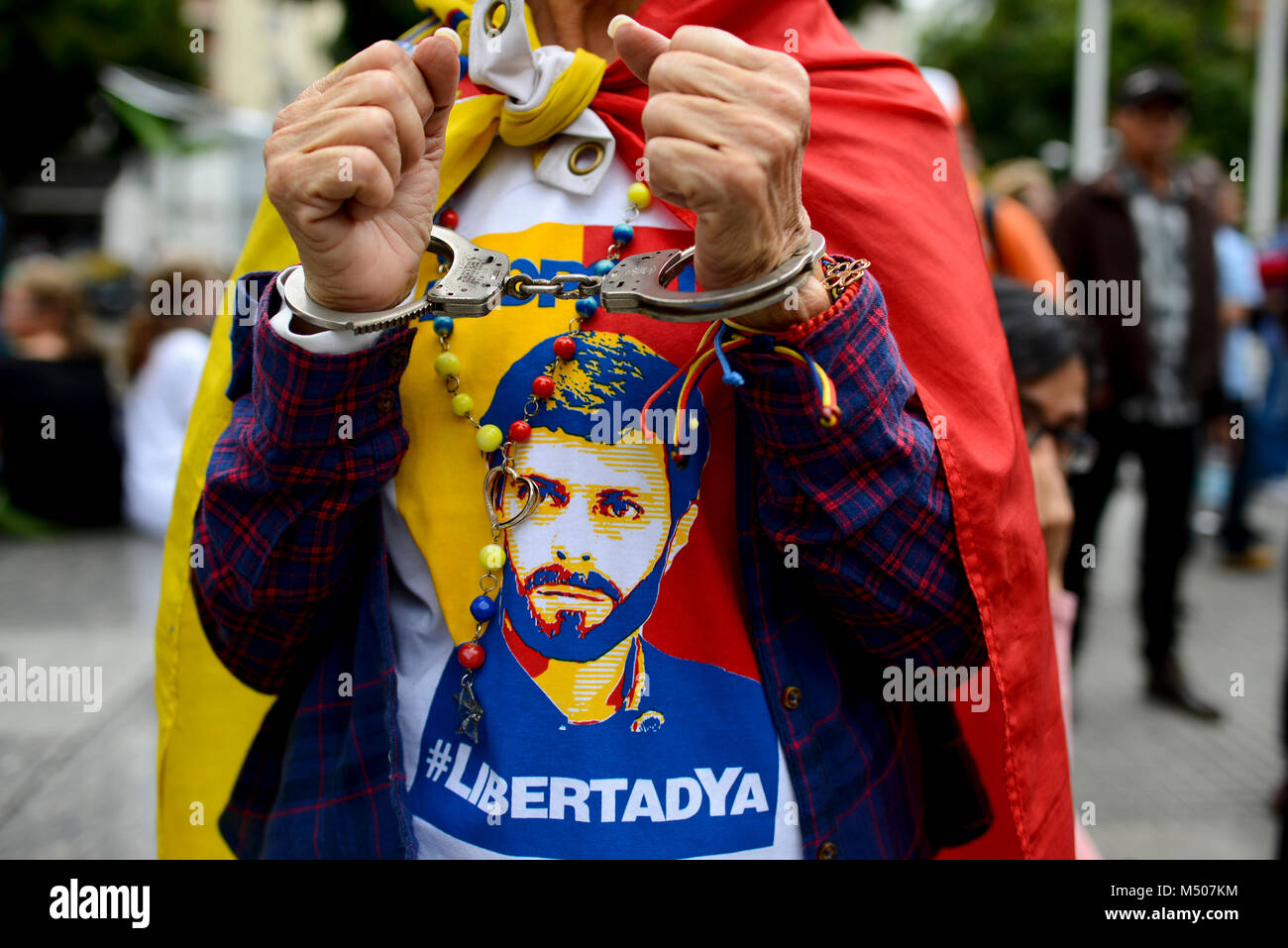 16. Februar 2018, Caracas, Venezuela: eine Frau in Handschellen und ein T-Shirt mit dem Gesicht des Inhaftierten venezolanischen Opposition Politiker Leopoldo Lopez und die Inschrift 'Freiheit'. Lopez wurde zu 12 Jahren Gefängnis in 2015 für die Anstiftung zu Gewalt verurteilt. Die Opposition in Venezuela ist der Kampf gegen die sozialistische Präsident Nicolás Maduro. Foto: Manaure Quintero/dpa Stockfoto