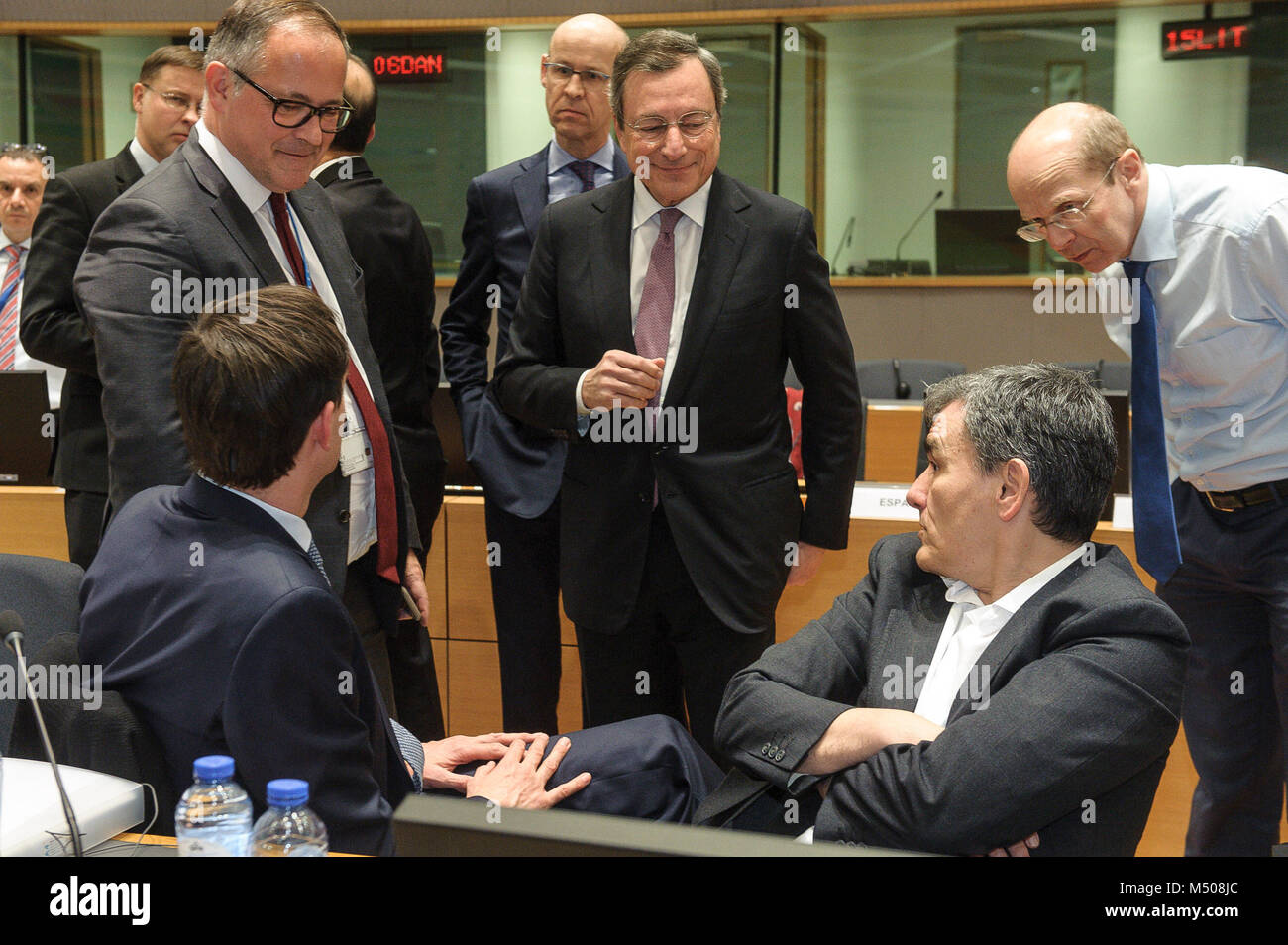 Brüssel, Bxl, Belgien. 19 Feb, 2018. Der Präsident der Europäischen Zentralbank (EZB) Mario Draghi sprechen mit der griechische Finanzminister Euclid Tsakalotos (R) vor der Eurogruppe, Finanzminister der einheitlichen Währung Eurozone treffen auf EU-Sitz beim Europäischen Rat in Brüssel, Belgien am 19.02.2018 von Wiktor Dabkowski Credit: Wiktor Dabkowski/ZUMA Draht/Alamy leben Nachrichten Stockfoto