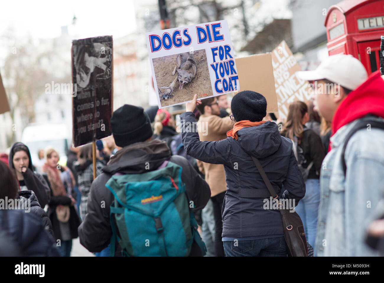 London, Großbritannien. 17. Februar 2018 Tierschützer protestieren gegen die Verwendung von tierischem Fell in der Modebranche außerhalb der Schauplatz für London Fashion Week. Mariusz Goslicki/Alamy leben Nachrichten Stockfoto