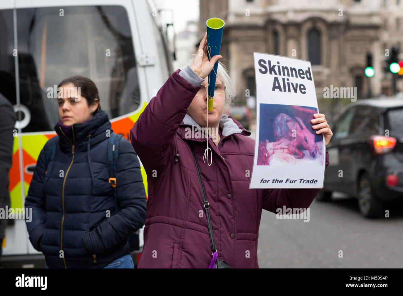 London, Großbritannien. 17. Februar 2018 Tierschützer protestieren gegen die Verwendung von tierischem Fell in der Modebranche außerhalb der Schauplatz für London Fashion Week. Mariusz Goslicki/Alamy leben Nachrichten Stockfoto