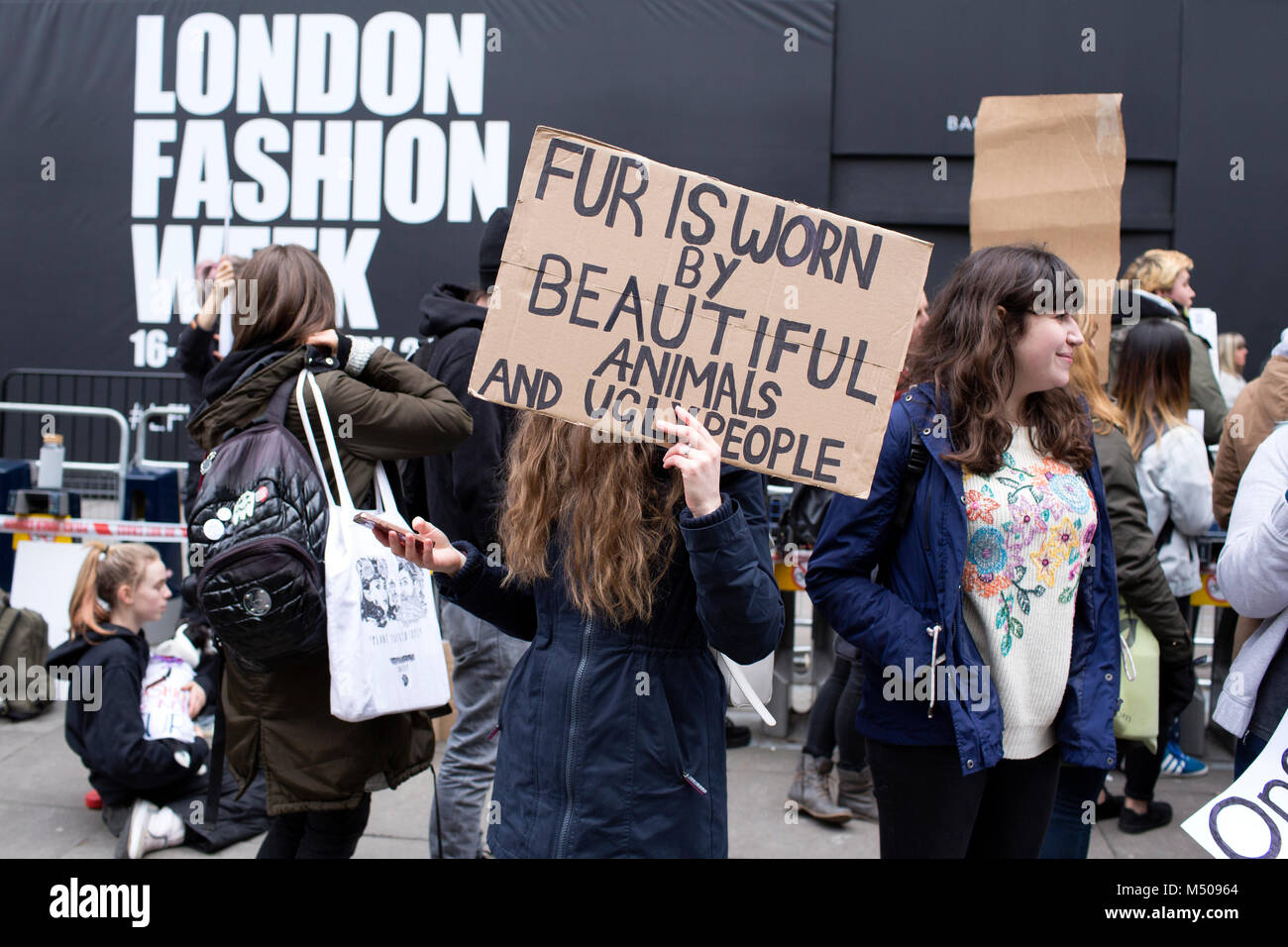 London, Großbritannien. 17. Februar 2018 Tierschützer protestieren gegen die Verwendung von tierischem Fell in der Modebranche außerhalb der Schauplatz für London Fashion Week. Mariusz Goslicki/Alamy leben Nachrichten Stockfoto