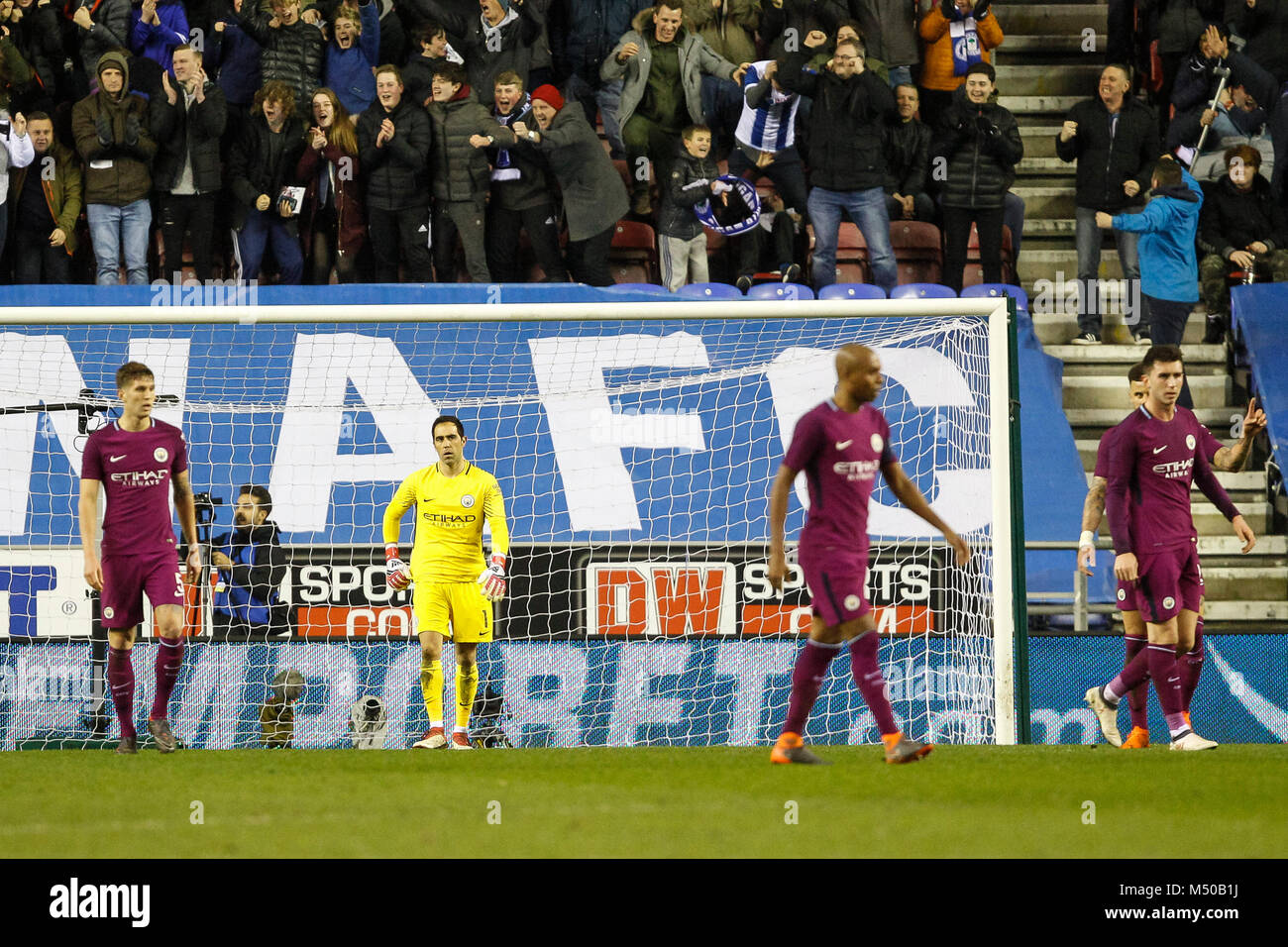 Claudio Bravo von Manchester City sieht niedergeschlagen nach seiner Seite zugestehen, deren erstes Ziel die 1-0 während der FA Cup in die fünfte Runde zwischen Wigan Athletic und Manchester City auf DW Stadion am 19. Februar 2018 in Wigan, England zu machen. (Foto von Daniel Chesterton/phcimages.com) Stockfoto