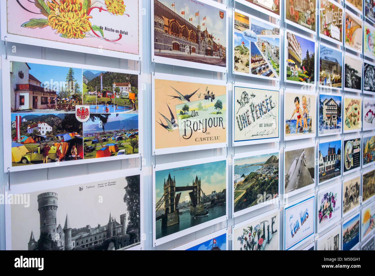 Sammlung von internationalen Ansichtskarten des frühen 20. Jahrhunderts zeigt Zeichnungen und alte Fotos von Urlaub Reiseziele Stockfoto