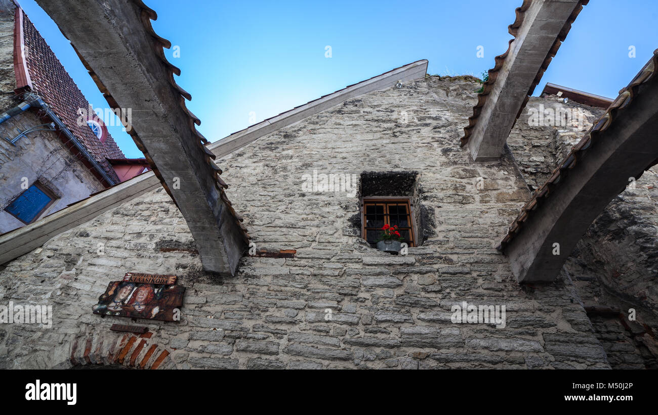 Steinbögen, die in den Weg von Catarina in der Altstadt von Tallinn. Stockfoto