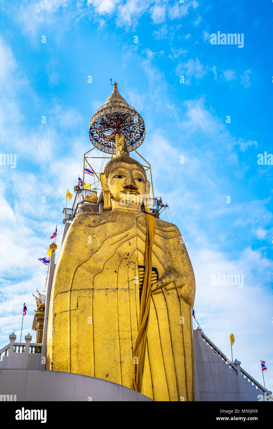 Große stehende Buddha am Wat Intharawihan Tempel, Bangkok Stockfoto