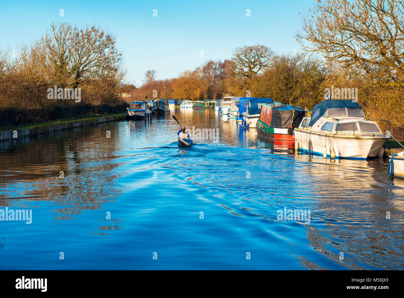 Paddler auf der Lancaster Canal, Stadtrand von Garstang, Lancashire Stockfoto