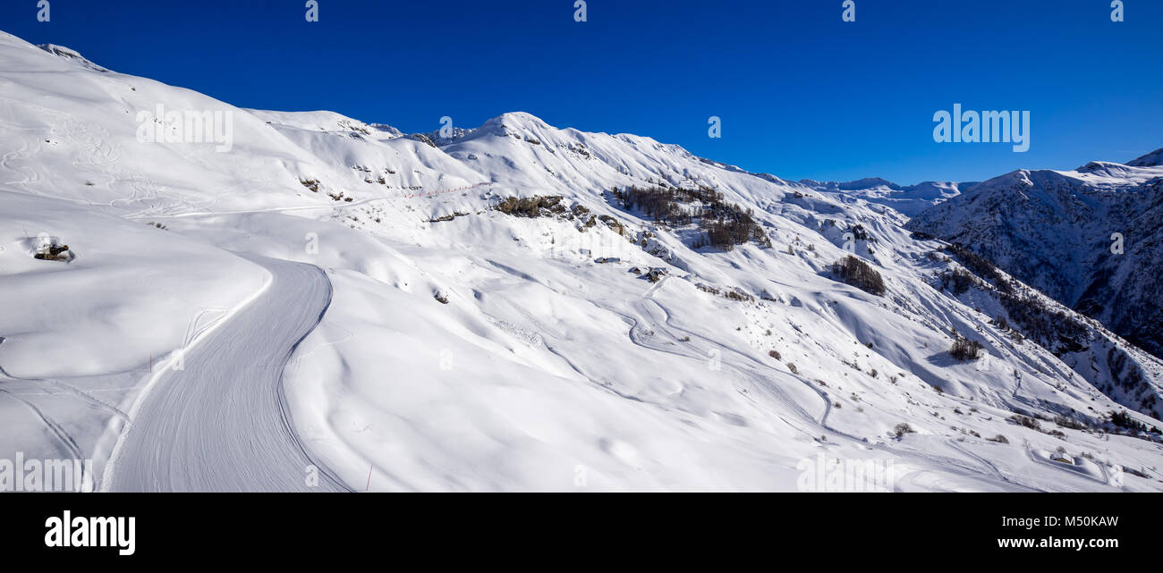 Panoramablick auf den Hängen des Orcieres-Merlette Skigebiet im Winter. Hautes-Alpes, Nationalpark Ecrins, Champsaur, Alpen, Frankreich Stockfoto
