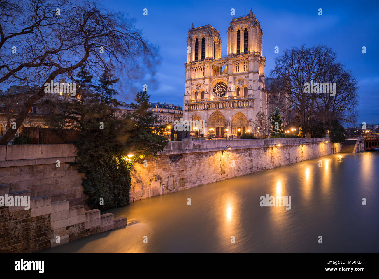 Notre Dame Cathedral in der Dämmerung mit dem ausufernden Fluss Seine, 4. Arrondissement, Paris, Frankreich Stockfoto