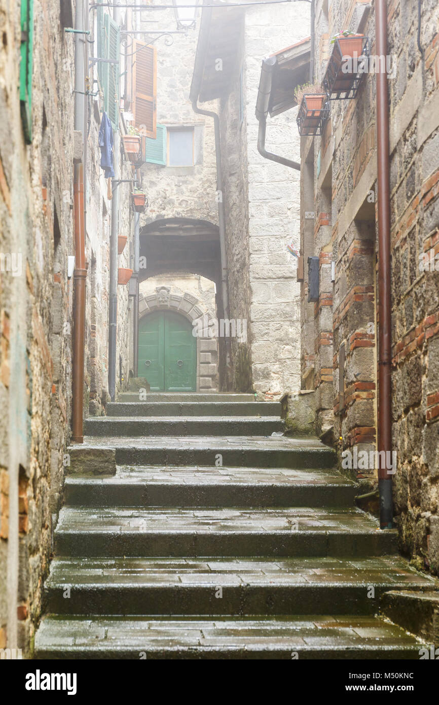 Treppen in einer Gasse in einer kleinen italienischen Stadt Stockfoto