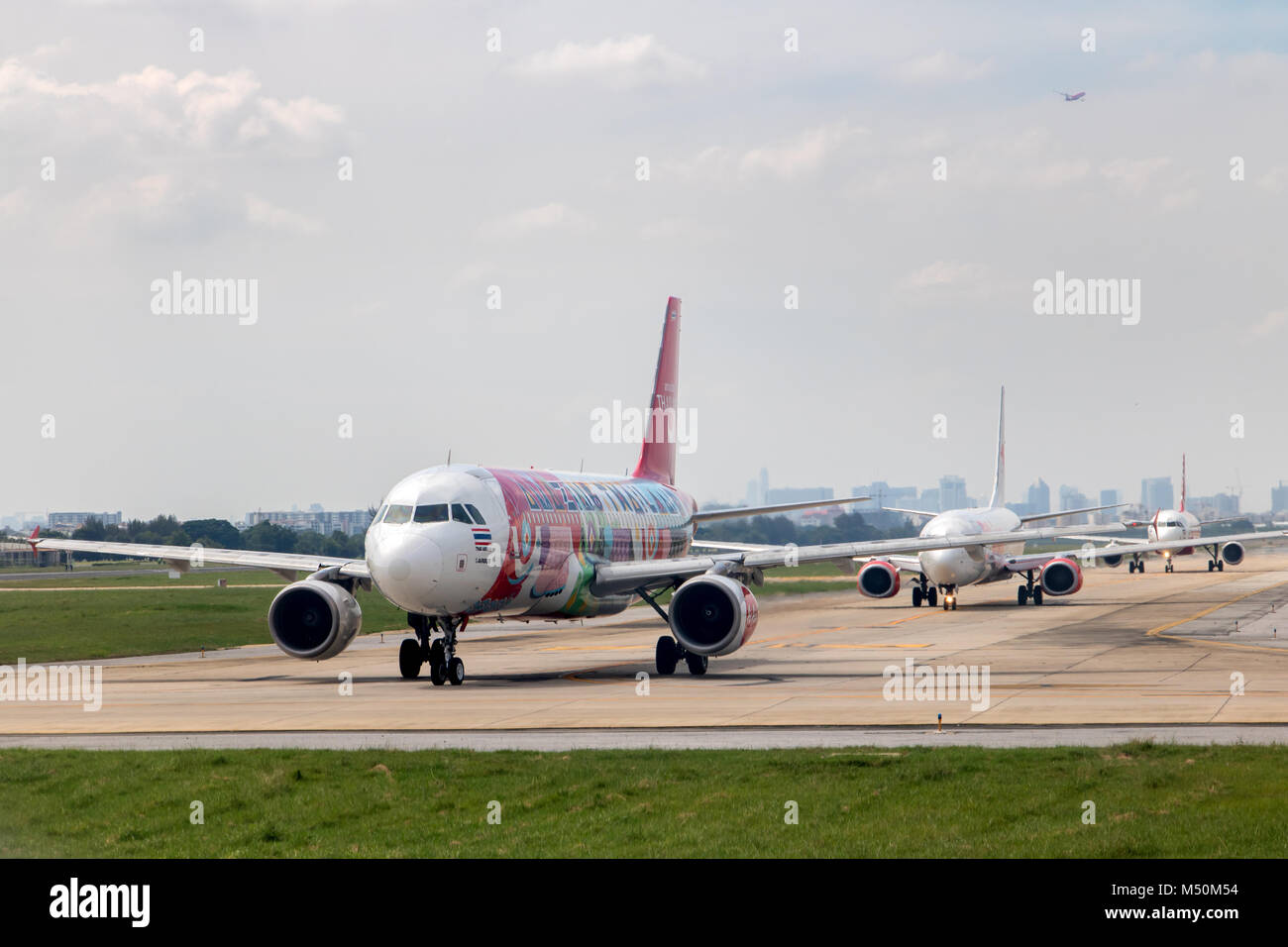 BANGKOK, THAILAND, 10.November 2017 Flugzeuge für den Abflug vom Flughafen in die Warteschlange bei Don Mueang International Airport Stockfoto