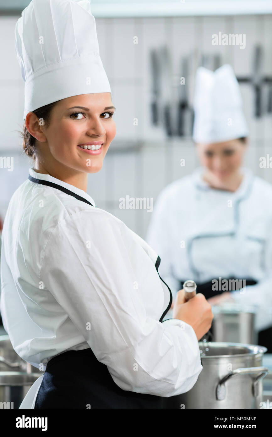 Weibliche Köche bei der Arbeit in der Gastronomie Stockfoto