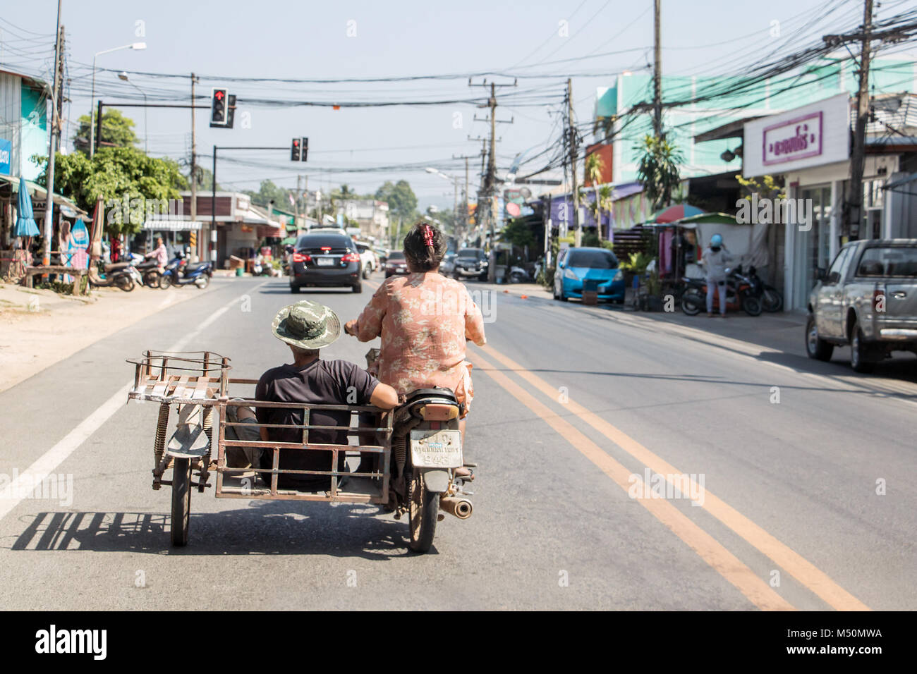 THAILAND, Dec 10 2017, den Verkehr in den Straßen der Provinzstadt, Thailand. Motorrad mit Laderaum trägt Passagier. Stockfoto