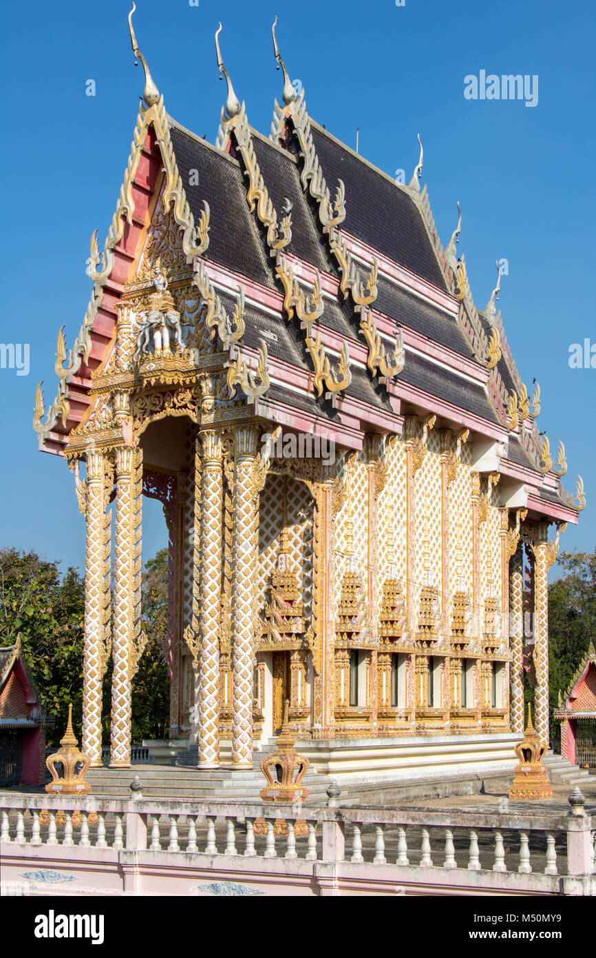 Der buddhistische Tempel Nong Kae, Thailand. Traditionelle Architektur - schmale Klostergebäude, Thai Landschaft. Stockfoto