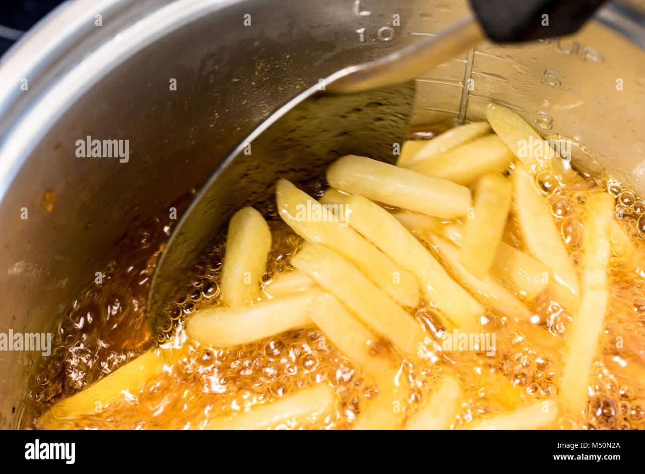Pommes frites in den Topf, aus der Nähe. Bratkartoffeln in Öl  Stockfotografie - Alamy