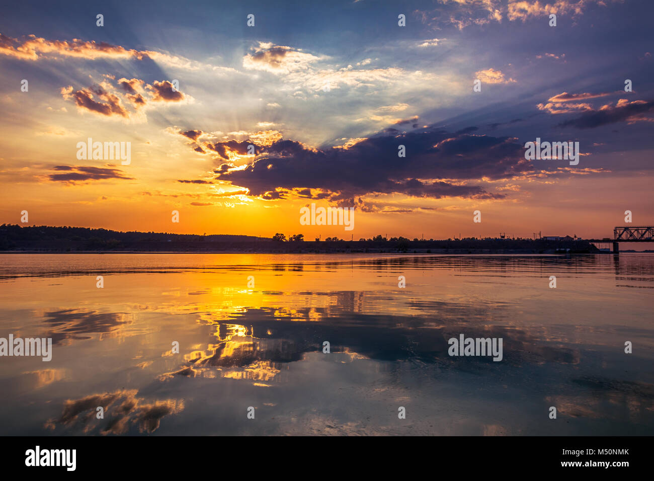 Atemberaubenden Sonnenuntergang Farben in den Fluss wider Stockfoto