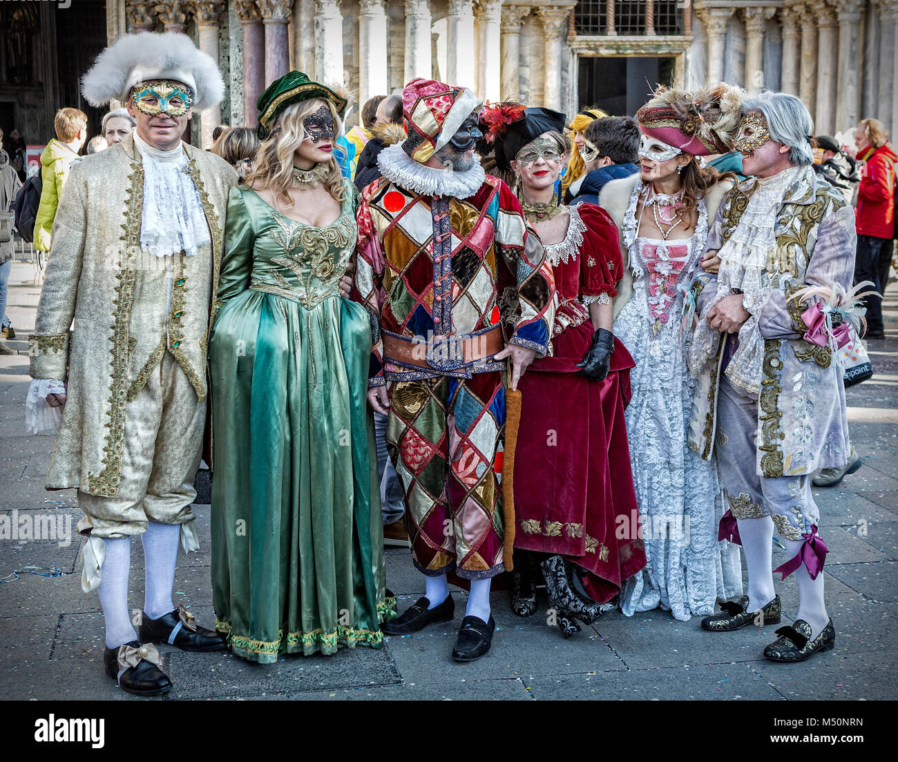 Gruppe von Nachtschwärmer in Tracht gekleidet am Karneval in Venedig Stockfoto