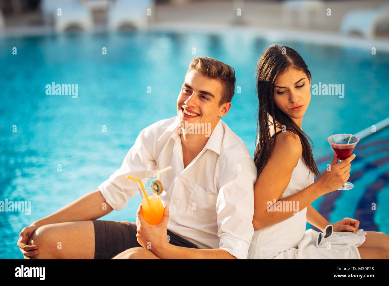 Attraktive Paar beim Sommerurlaub in der Nähe der Pool in exotischen Urlaubsort. Teilnahme an Sommer Pool longe Bar Party, Strand Party. Trinken refreshi Stockfoto