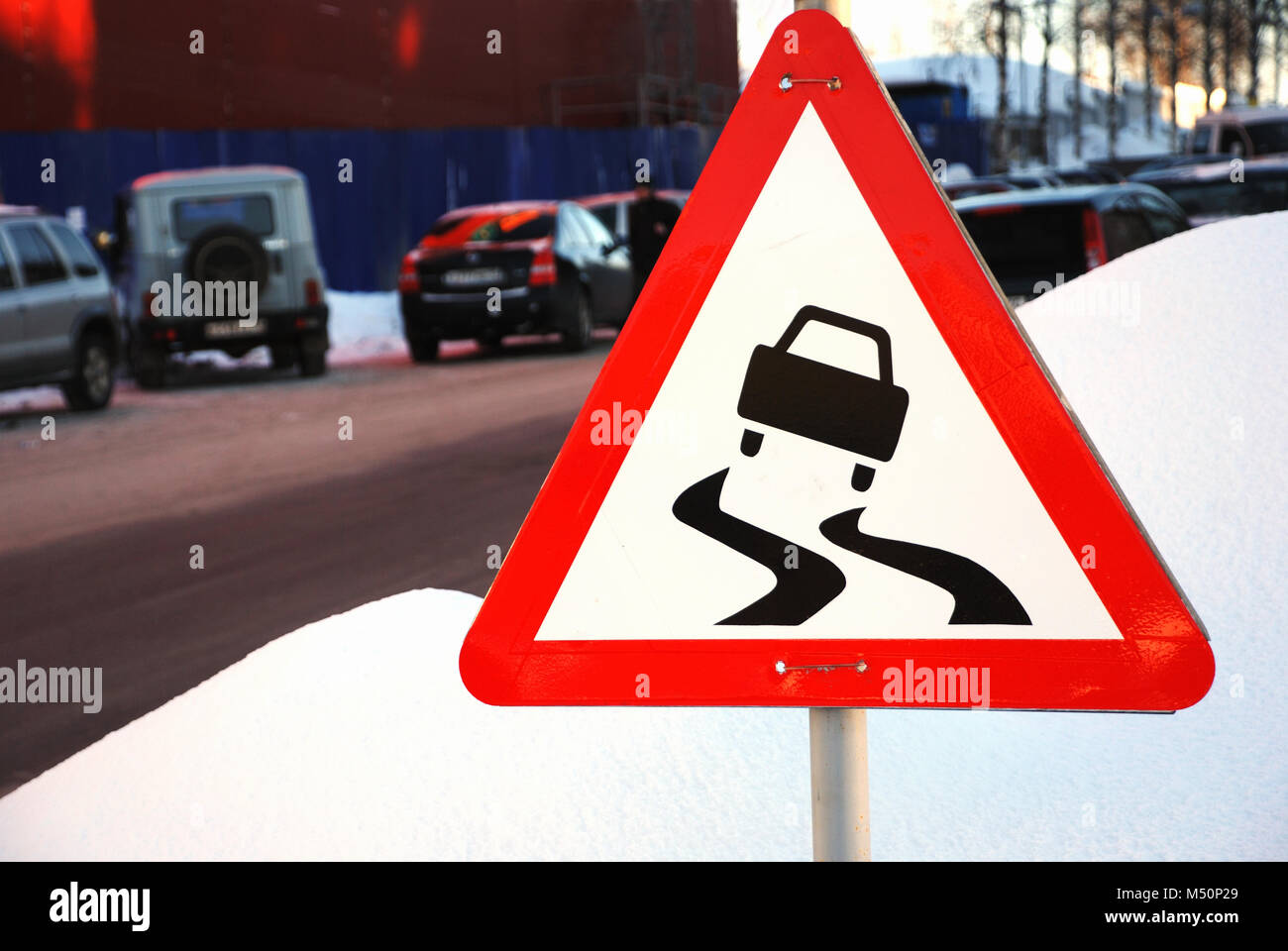 Varning Zeichen für rutschige Fahrbahn Stockfoto