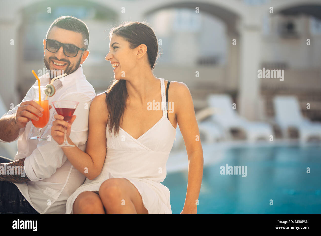 Paar ausgaben Ferienhäuser auf tropischen Resort Swimmingpool. Brautpaar Honeymoon auf Meer. Couplr in wahrer Liebe. Flirten und zeigt Gefühle. Aff Stockfoto