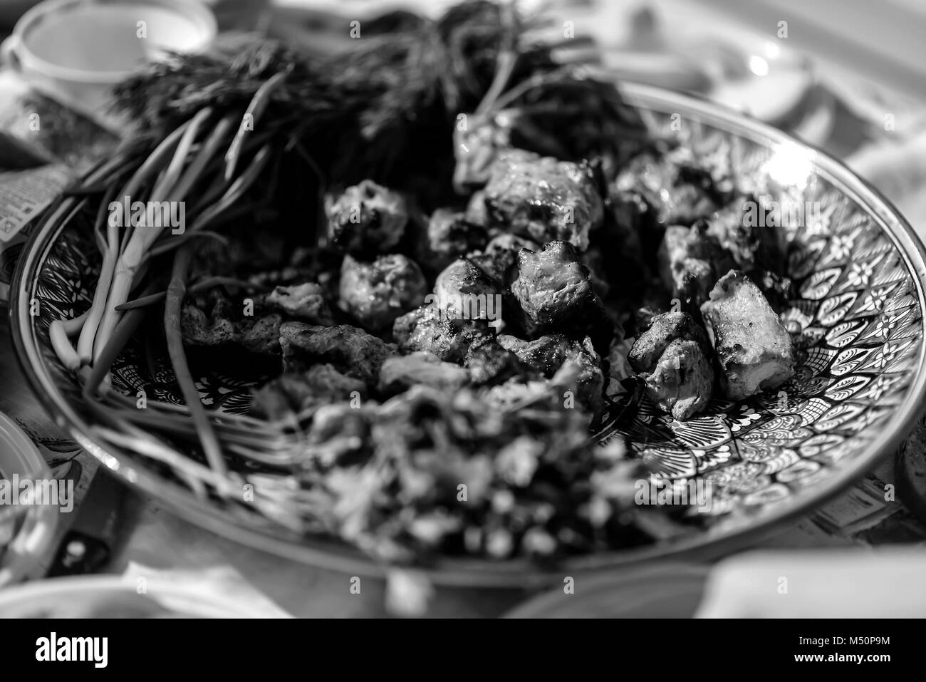 Die Spiesse sind im Freien im Sommer schwarz-weiss Poster gekocht Stockfoto