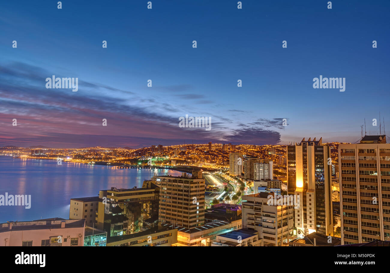 Valparaiso in Chile mit dem Pazifischen Ozean vor Sonnenaufgang Stockfoto
