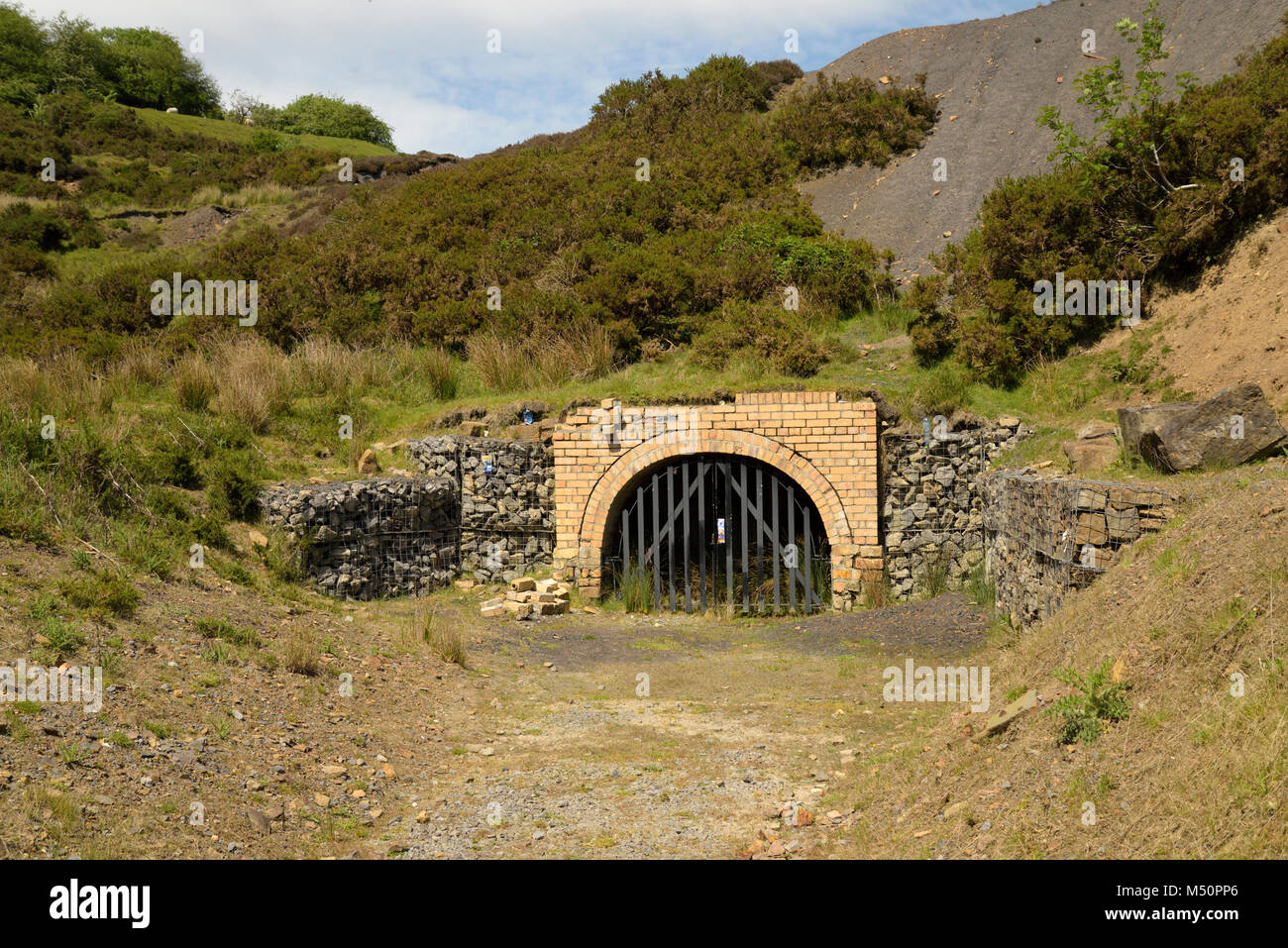 Tunnel Eingang, Blaenavon Ende Pwll Du Tunnel auf Hill's Tramroad Stockfoto