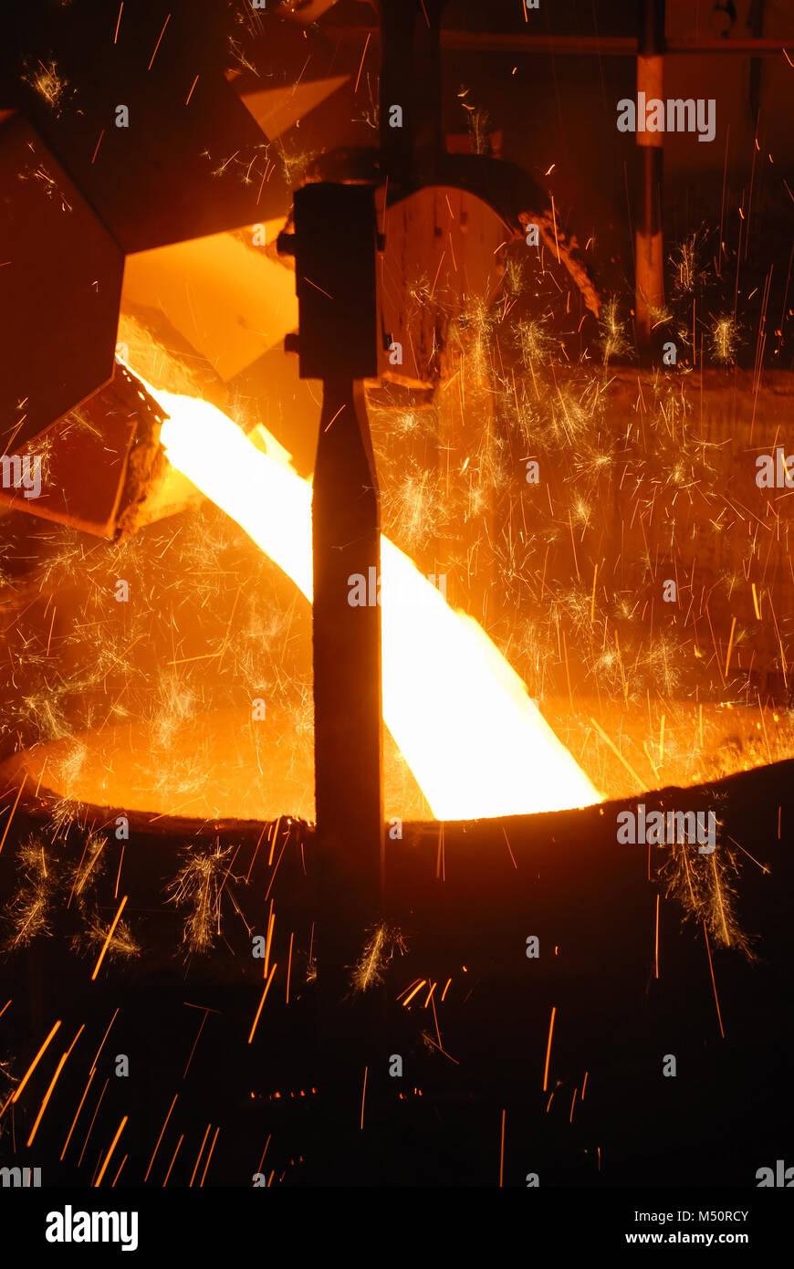 Das Schmelzen des Metalls in der Metallurgischen Werk Stockfoto