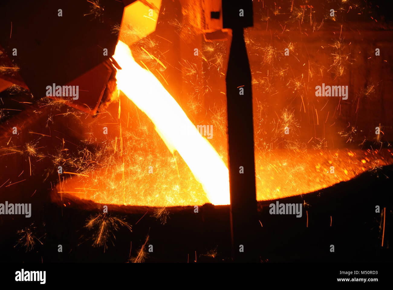 Das Schmelzen des Metalls in der Metallurgischen Werk Stockfoto