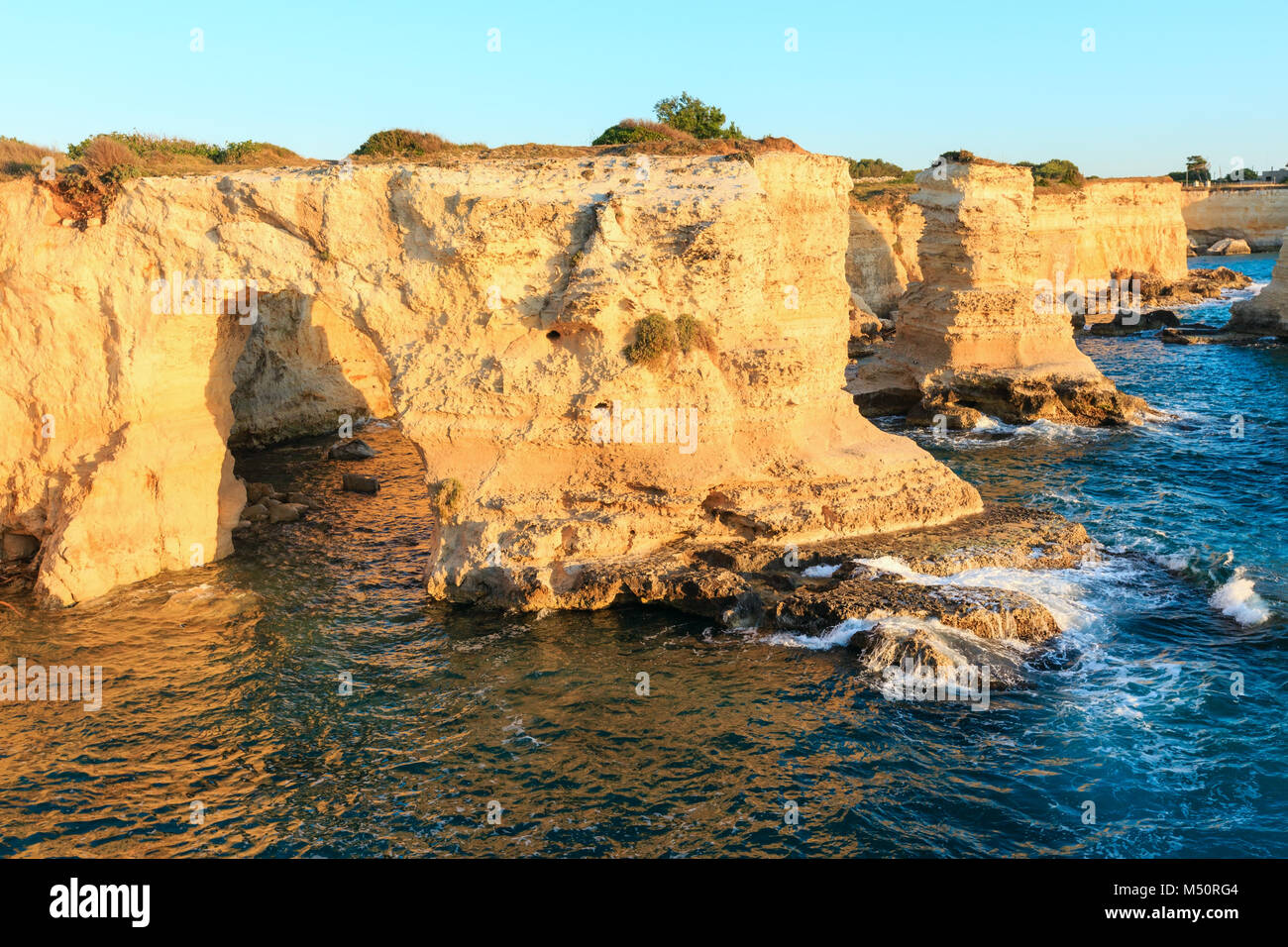 Surise Faraglioni bei Torre Sant Andrea, Italien Stockfoto