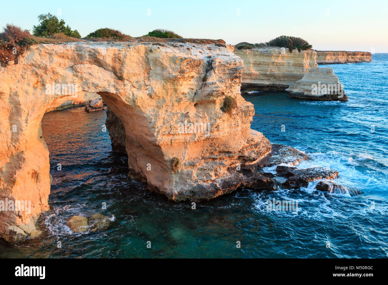 Surise Faraglioni bei Torre Sant Andrea, Italien Stockfoto