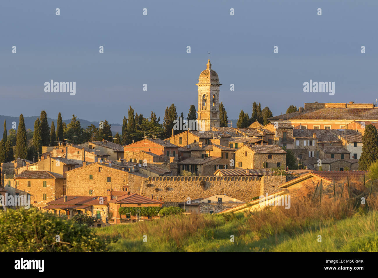 San Quirico d'Orcia ein italienisches Dorf in der Toskana bei Sonnenuntergang Stockfoto