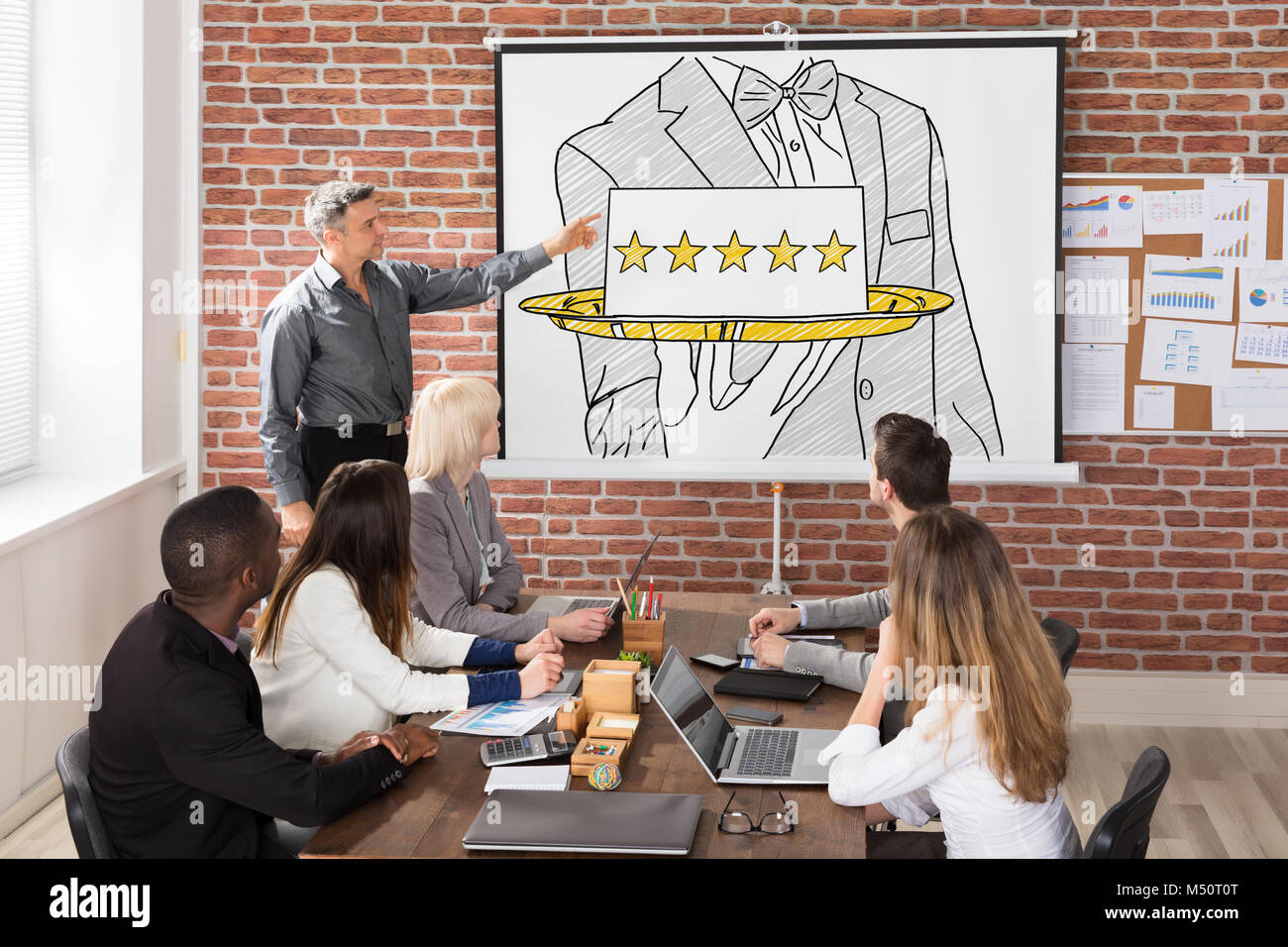 Team im 5-Sterne-Hotel Hospitality Service Präsentation im Büro Stockfoto