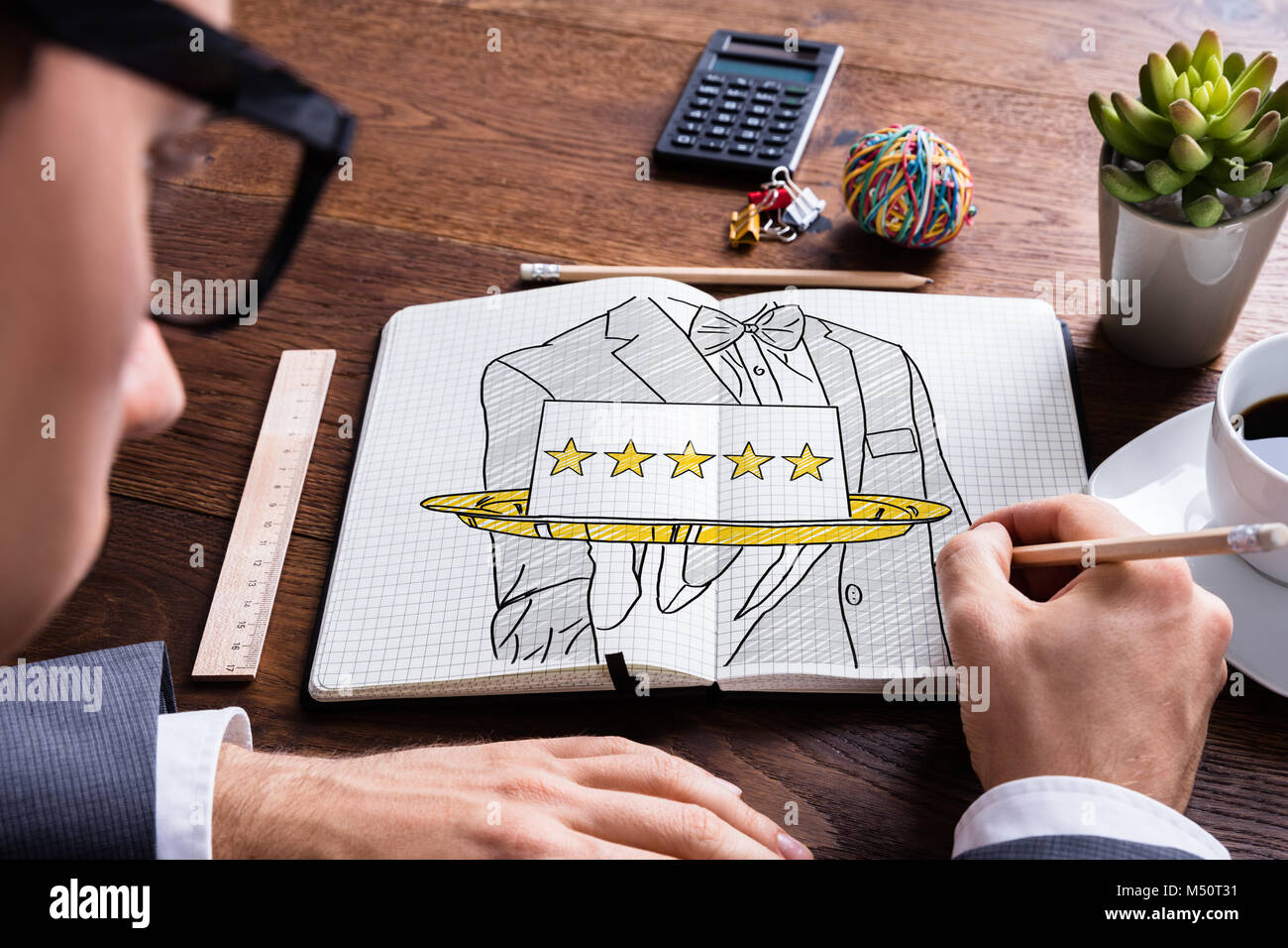 Mann Zeichnung 5-Sterne Gastlichkeit Service Konzept in Notepad Stockfoto