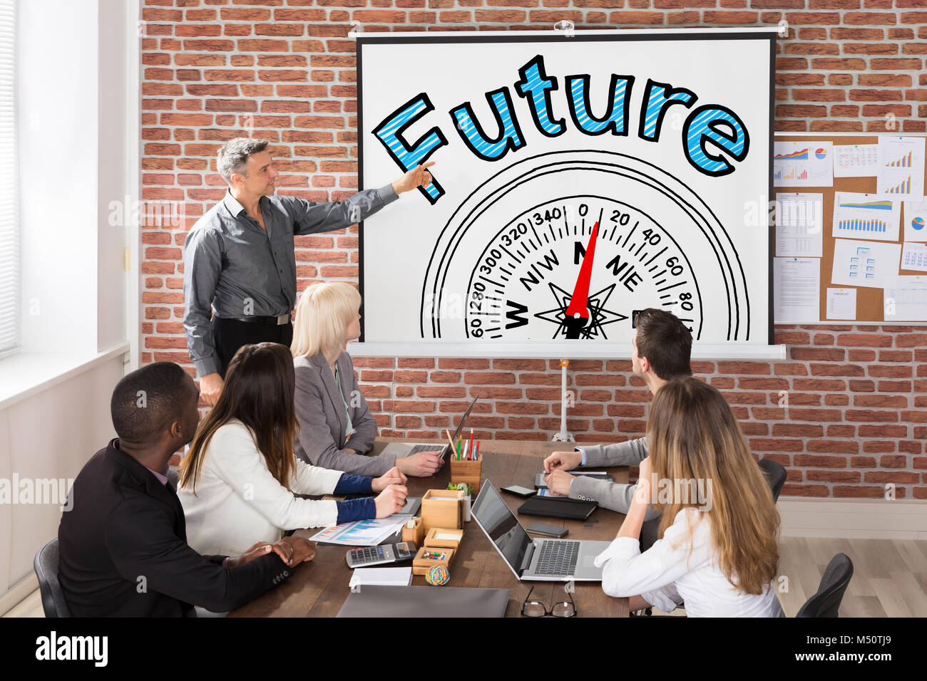 Mann, der Zukunft und Kompass Anleitung Konzept Präsentation Stockfoto