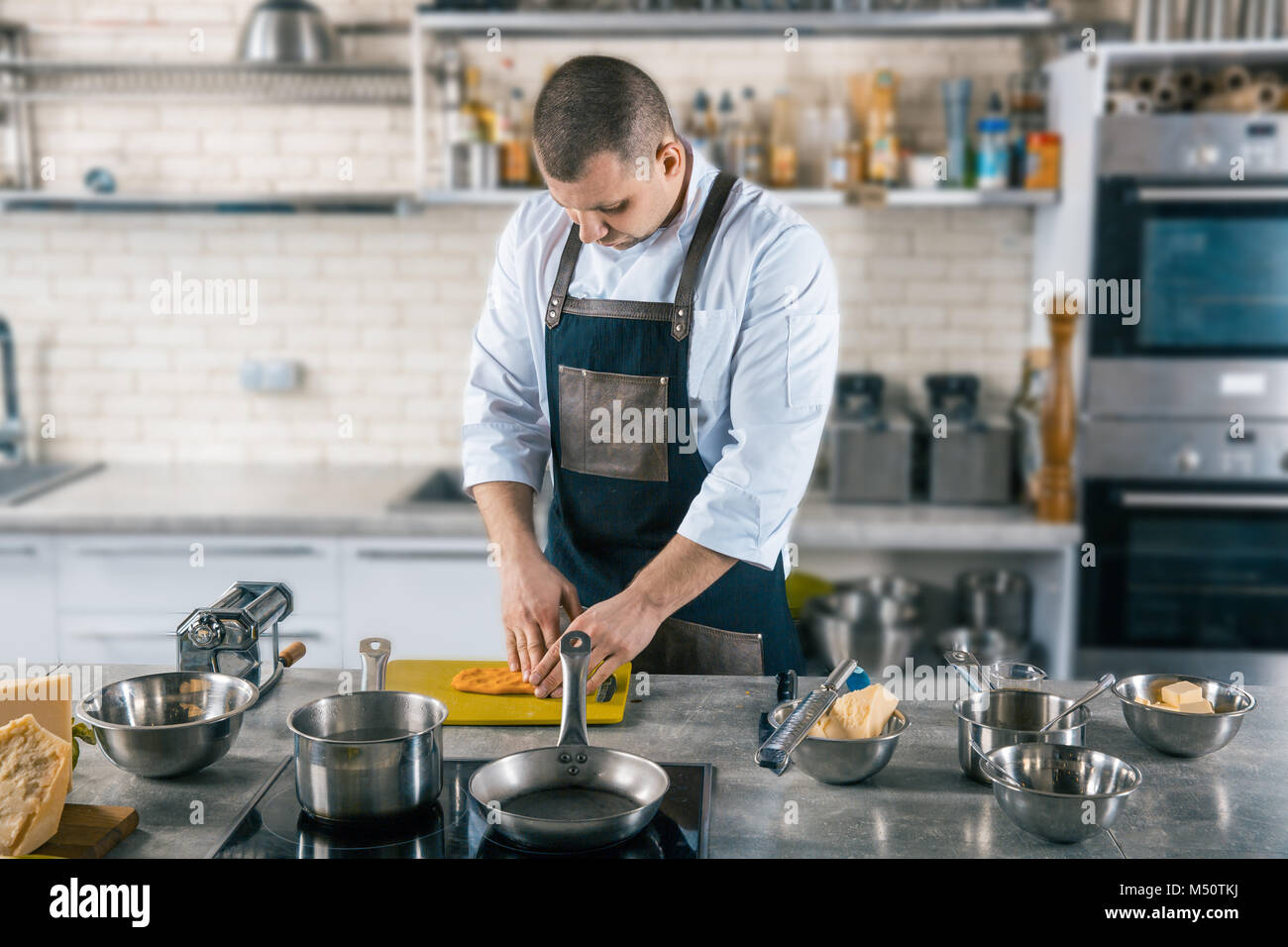 Koch Zubereitung Teig für Pasta auf Küche Stockfoto