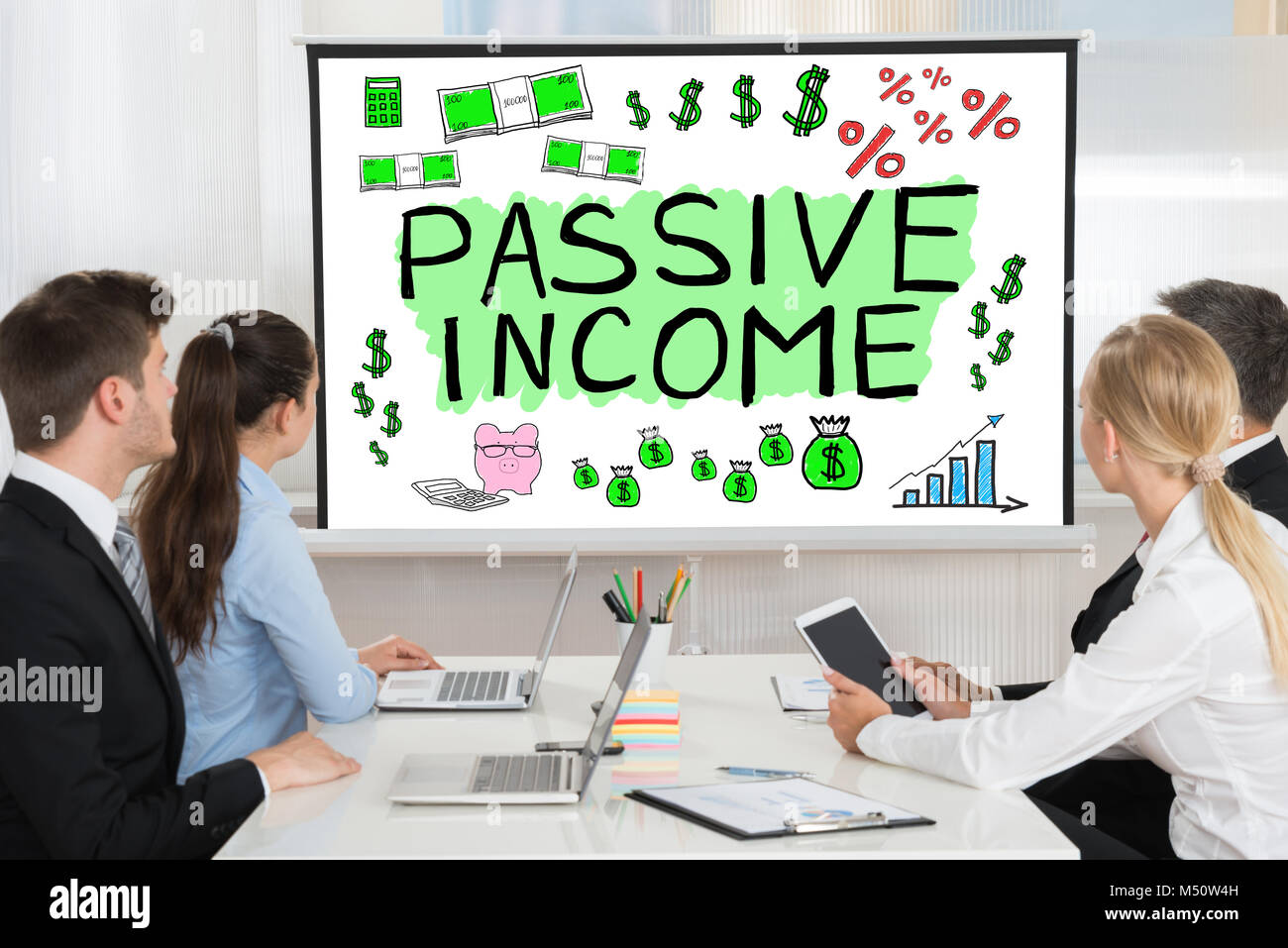 Gruppe von Menschen beobachten Passives Einkommen Präsentation Stockfoto